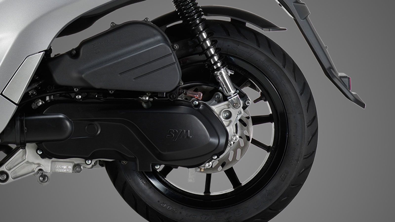 Το νέο SYM Symphony ST 125 L/C ABS είναι εξοπλισμένο με τετραβάλβιδο, υγρόψυκτο κινητήρα Euro 5, που αποδίδει 12,6 ίππους στις 8.000 σ.α.λ. και 11,5 Nm ροπής στις 6.500 σ.α.λ.

